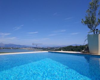 Geomar House 2 Sky & View - Perama - Pool