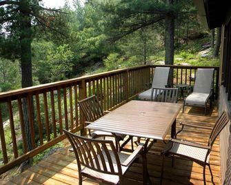 Waterfront Cabin Rental With Deck And In - Crane Lake - Balcony