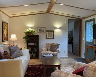 2 Bedroom Farm Stay - Delhi - Living room