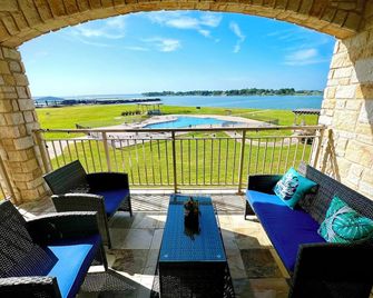 Lakeshore Escape Pool, Lake, Pool Table, Arcade Machine 2 King Beds, Sleeps 8 - Corsicana - Parveke