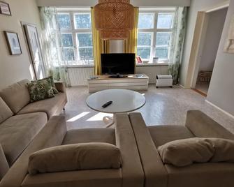 Superior 2-Bed Apartment in Kotka Sauna Facility - Kotka - Olohuone