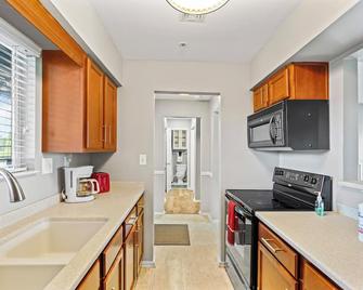 Captain's Quarters Riverfront #2 - Nashville - Kitchen