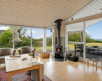 Gorgeous Home In Allingaabro With Wifi - 알링어보 - 거실