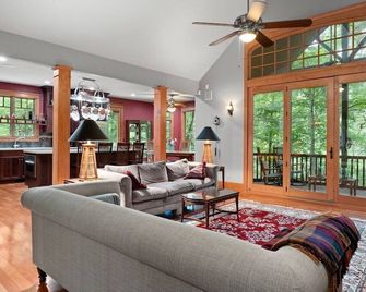 Falling Waters at Rumbling Bald - Lake Lure - Sala de estar