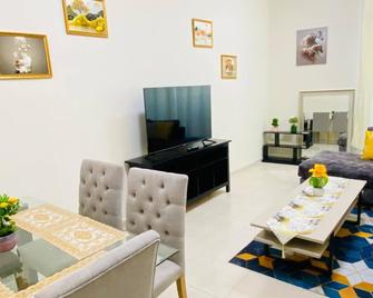 Furnished 1-bedroom apartment in Dubai Silicon Oasis - Dubai - Living room