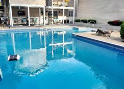 Close To Lot Of Shopping Areas, Eateries, Bars And More. Ideal For Monthly Stays - Lancaster - Pool