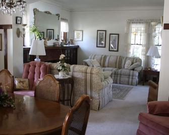 Welcome To Grandma's House! I'D Love To Host Your Family&friends! 2 Night Min! - Dixon - Living room