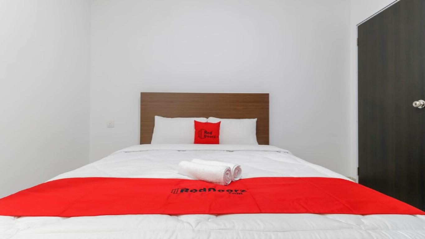 RedDoorz Plus Near Kepri Mall