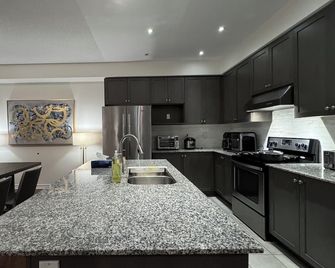 9 Queen Beds, 18 Guests-Kleinburg Luxe Crown Town Residence - Vaughan - Kitchen
