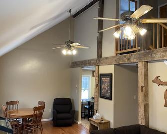 Cozy cabin in the woods - Evart - Sala de estar