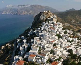 Kochylia trad. House 2 (cypress green) in a quiet central location - Skýros - Budynek