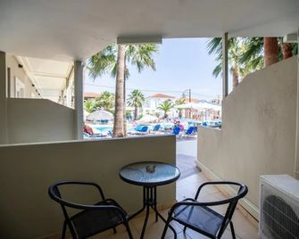 White Olive Premium Cameo - Agios Sostis - Balkon