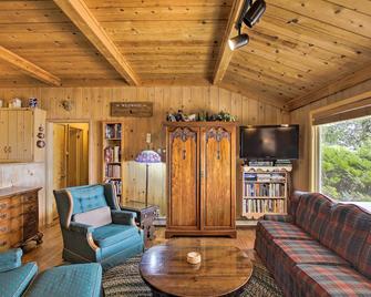 Cozy Baileys Harbor Cottage on Lake Michigan! - Baileys Harbor - Huiskamer