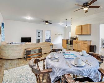 Secluded Orland Cottage with Grill, Near State Parks - Orland - Comedor