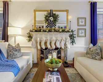 Prince of Wales - An Old Town Holiday Home! - Alexandria - Living room