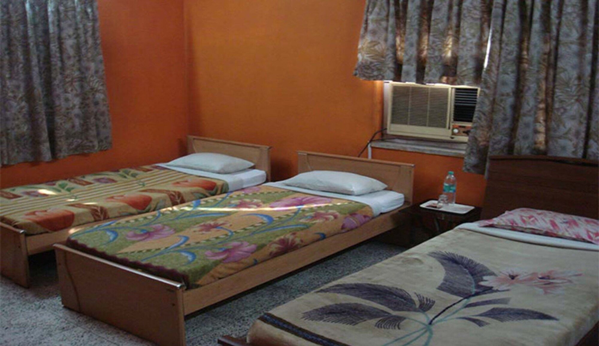 هوتل كامينج - إيتاناجار - غرفة نوم