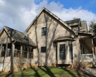 Big Timbers on South Lake - Private 4-Acre Lakefront Retreat Timber Frame Luxury - Brooklyn - Building