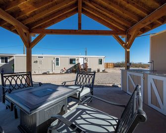 Secluded Western Retreat 3-bedroom house with EV Charger. Close to Death Valley - Amargosa Valley - Balcony