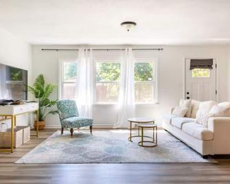 Bohemian Retreat Newly Remodeled with New Hot tub - Newton - Living room