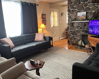 Truro , cozy and bright main floor- sleeps 5! - Truro - Obývací pokoj