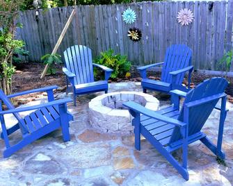 Relax! Galveston Bay views, Pool, Fire Pit & Walk to Beach - Families love us! - La Porte - Patio