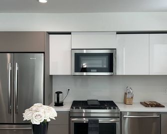 New Beautiful Beverly Hills Condo w/ parking - Culver City - Kitchen