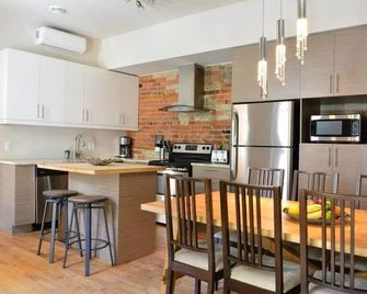 A+ location! Large Terrace - Fast WiFi - 4 bedrooms + 3 full bathrooms - parking - Montreal - Kitchen