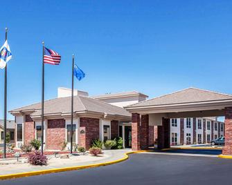 Comfort Inn and Suites Near Fallon Naval Air Station - Fallon - Building