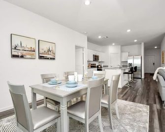 Exquisite 4-Bedroom Home in Katy with pool access - Brookshire - Comedor