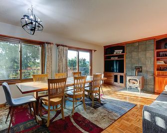 Large Secluded Country Home Minutes from Town - La Crosse - Dining room