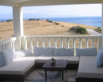 Family Friendly Villa With Sea Views, Just 10 Min Walk To The Beach - Ksar es Sghir - Balcony