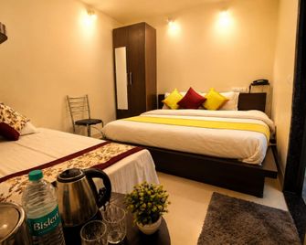 Hotel Sada Shiv - A Luxury Boutique Stay Near Kashi Vishwanath Temple & River Parking - Varanasi - Bedroom