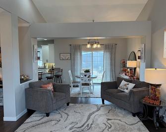 Charming 3-bedroom Home in Canby - Canby - Sala de estar