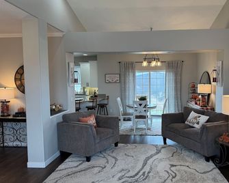 Charming 3-bedroom Home in Canby - Canby - Sala de estar