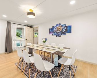 Spacious 4-bedroom house in nice SeaTac with WiFi - SeaTac - Dining room