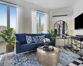 Large Luxury studio, close to beach, newly renovated, deck, BBQ, carport - Burleigh Heads