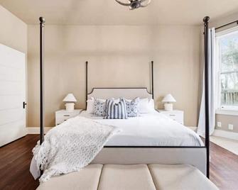Historic Suite Downtown Macon - Macon - Bedroom