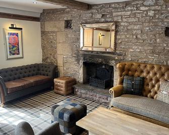 The Greyhound Hotel - Penrith - Living room