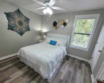 Chic, newly renovated townhome - North Charleston - Bedroom