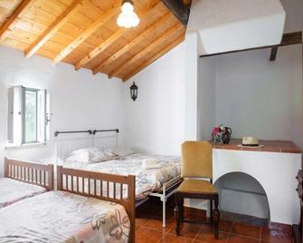 House With Authentic Tiling and Antique Furniture - Montemor-o-Novo - Спальня