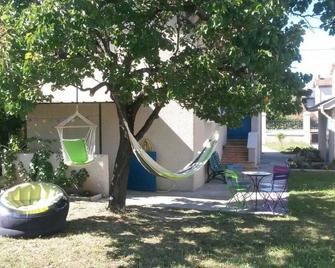 Cozy house with garden, parking, subway, quiet area - Vénissieux - Patio