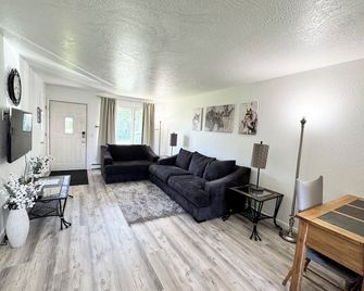 Two Bedroom in the Heart of Kenai #2 - Kenai - Living room