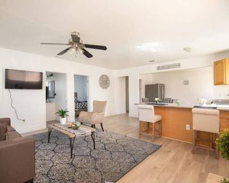 Hot Tub Relaxing Retreat Mins to DT Sacramento - West Sacramento - Living room