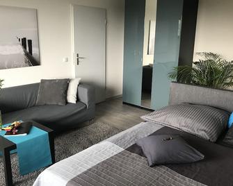 Bright, nice apartment with balcony - Dillingen - Living room