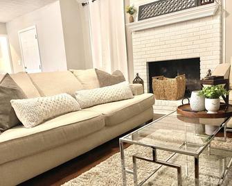 Entire Home in Conyers - Conyers - Living room