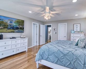The Strand: Free Golf Carts, Paddle Boards, Tennis & Pool, 1 Blk to Beach - Cape Charles - Schlafzimmer