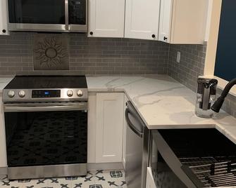 Beach Getaway - Long Beach - Kitchen
