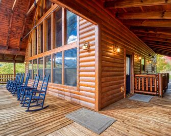 Spacious cabin with awesome outdoor space and gorgeous views! - Wears Valley - Patio