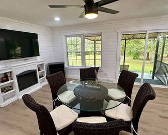 Work/Family Groups: Huge Living Room+Fun Backyard - Mantachie - Sala pranzo