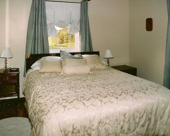 Linden Homestead: 2 Bedroom cottage on Century Farm property - Stanley Bridge - Bedroom